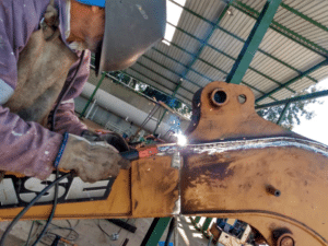 Peças metálicas de alta precisão incluindo turbocompressor e pistões industriais organizados em uma bancada de engenharia.