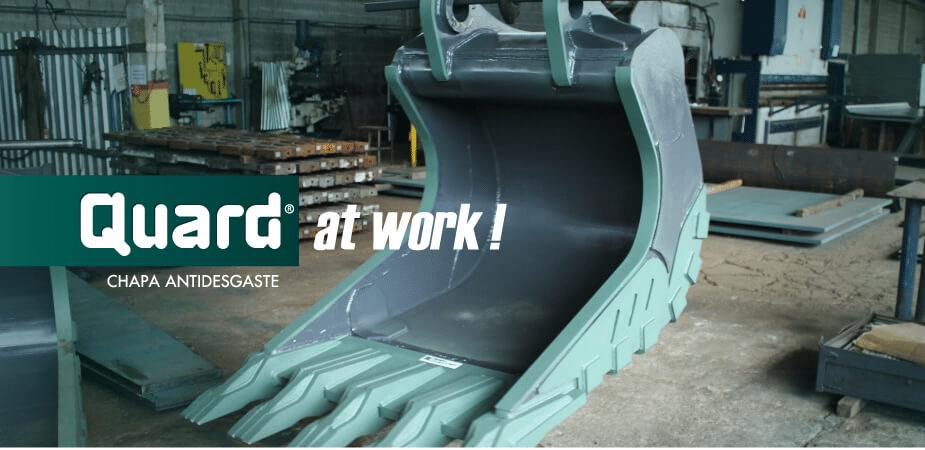 Montagem fotográfica mostrando uma caçamba verde com o selo Quard at Work, um processo de soldagem industrial com faíscas e o detalhe de uma chapa de aço sendo processada.